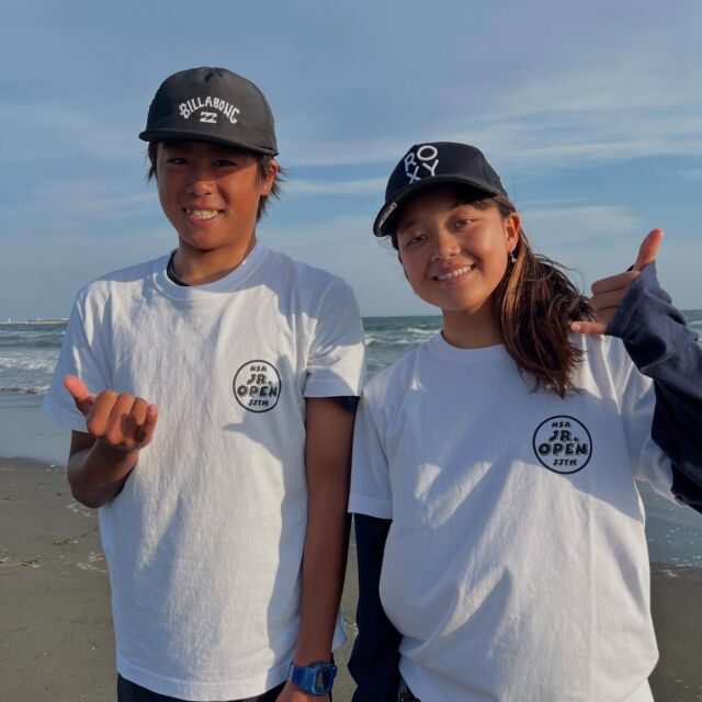4/24-4/27に
第33回 ジュニアオープンサーフィン選手権大会
が鵠沼海岸にて開催されました！

弊社マネジメント選手、プロサーファー池田美来と岡野漣が出場✨️🔥

見事、
池田美来 ジュニアクラス 優勝🥇
岡野 漣 ジュニアクラス 準優勝🥈

でフィニッシュしました！✨️👏

慣れない波での戦いで様々なアクシデントもありながらでしたが、安定した力強いサーフインで以上の成績を納めることが出来ました。
応援して下さった皆様、ありがとうございました！！

そして、更に
2025 ISA World Junior Championshipsに
池田美来 U-18 女子日本代表🇯🇵
岡野 漣  U-18 男子日本代表🇯🇵

として選手されました！

引き続き応援の程よろしくお願い致しますꉂꉂ📣

@miraiikeda_ 
@ren_okano 
@nsasurf 
@naminori_japan 

#サーフィン#プロサーファー#ジュニア#高校生#日本代表#神奈川県#鵠沼海岸#波乗りジャパン